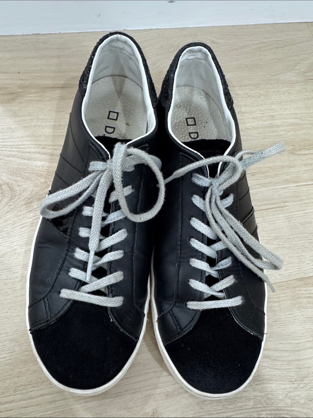 Black Low-Top Men's Sneakers with Gray Laces